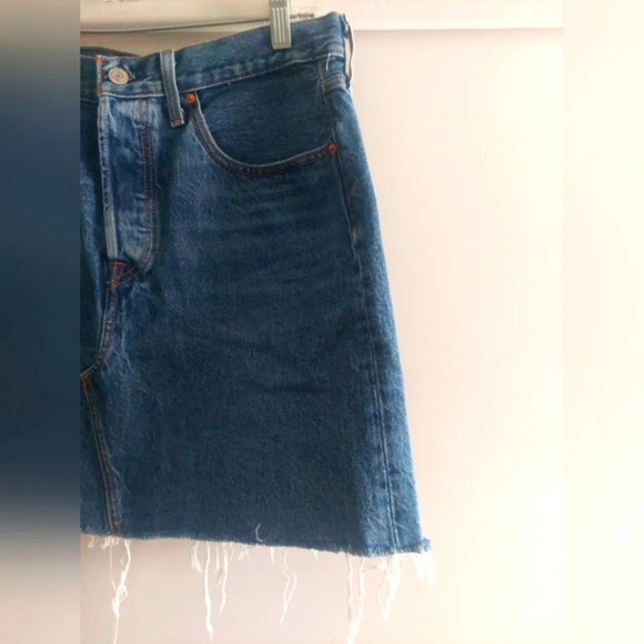 Levi’s Deconstructed Denim Mini Skirt Nwot Size 31 Festival Raw Hem - Picture 8 of 10